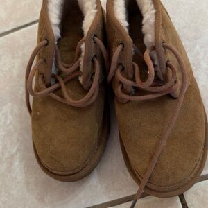UGG WOMENS NEUMEL LEATHER CHUKKA BOOTS
SIZE 5 big kids 7 Women